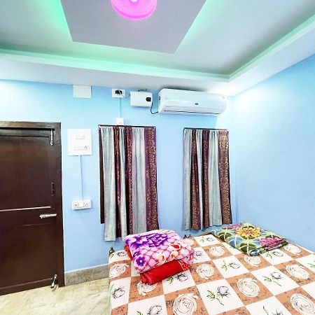 Hotel Radha Krishna Puri Bagian luar foto