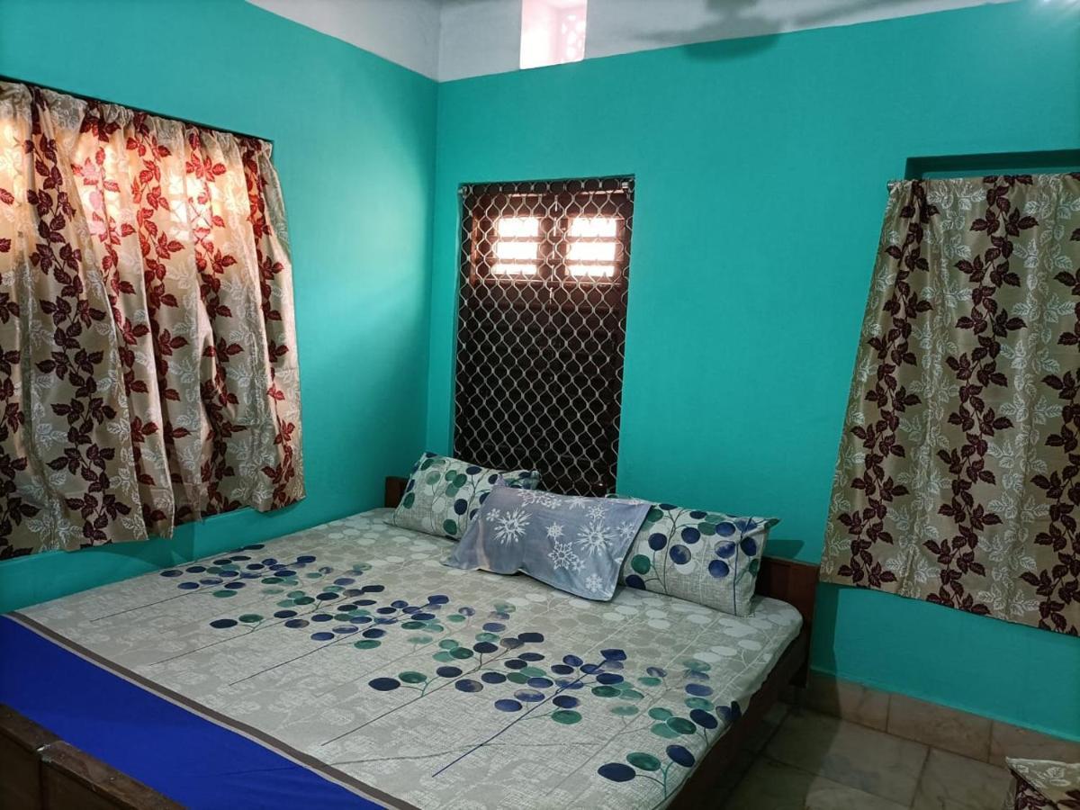 Hotel Radha Krishna Puri Bagian luar foto