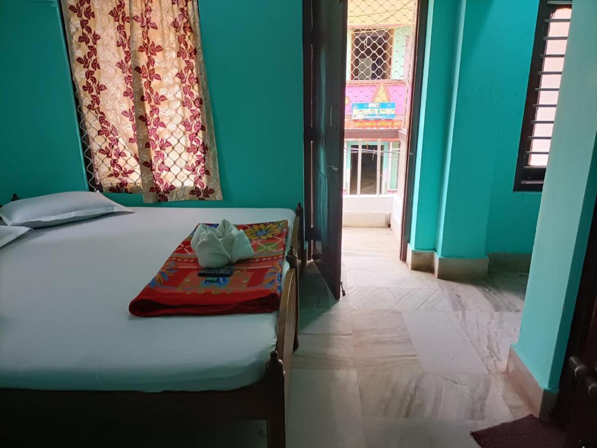 Hotel Radha Krishna Puri Bagian luar foto