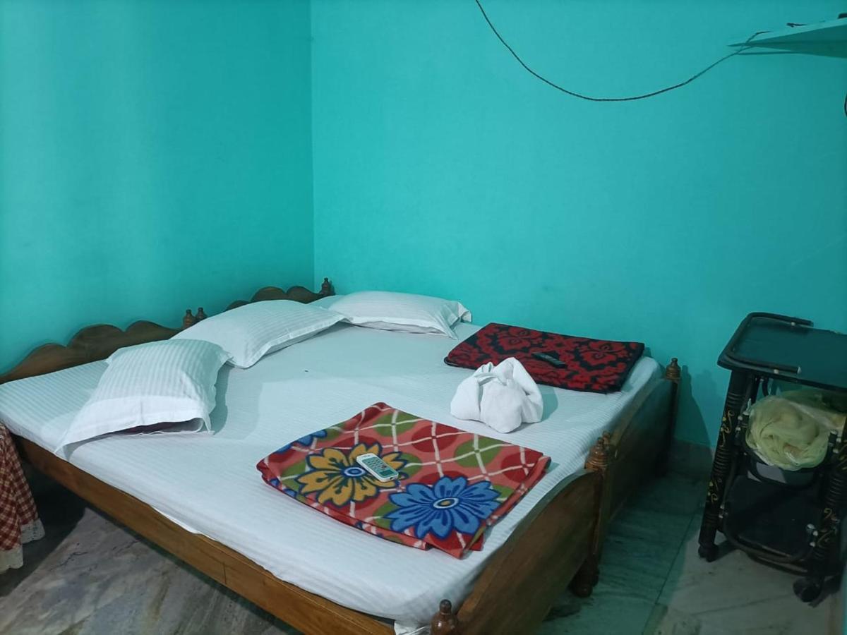 Hotel Radha Krishna Puri Bagian luar foto