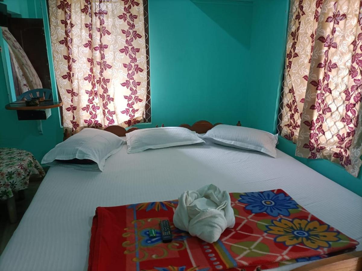 Hotel Radha Krishna Puri Bagian luar foto