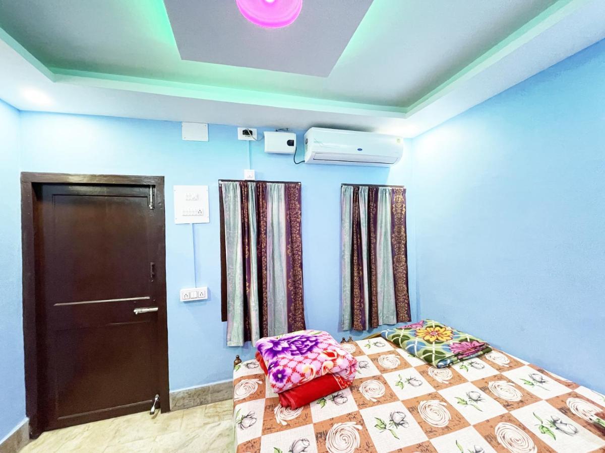 Hotel Radha Krishna Puri Bagian luar foto