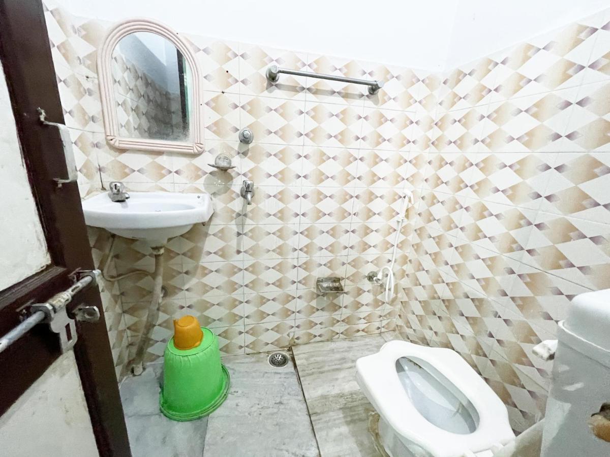 Hotel Radha Krishna Puri Bagian luar foto