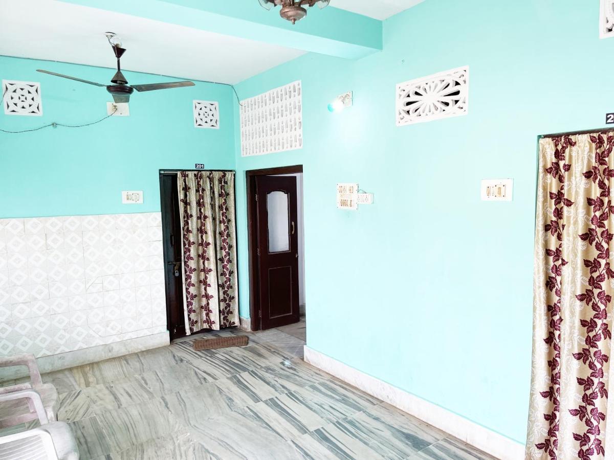 Hotel Radha Krishna Puri Bagian luar foto