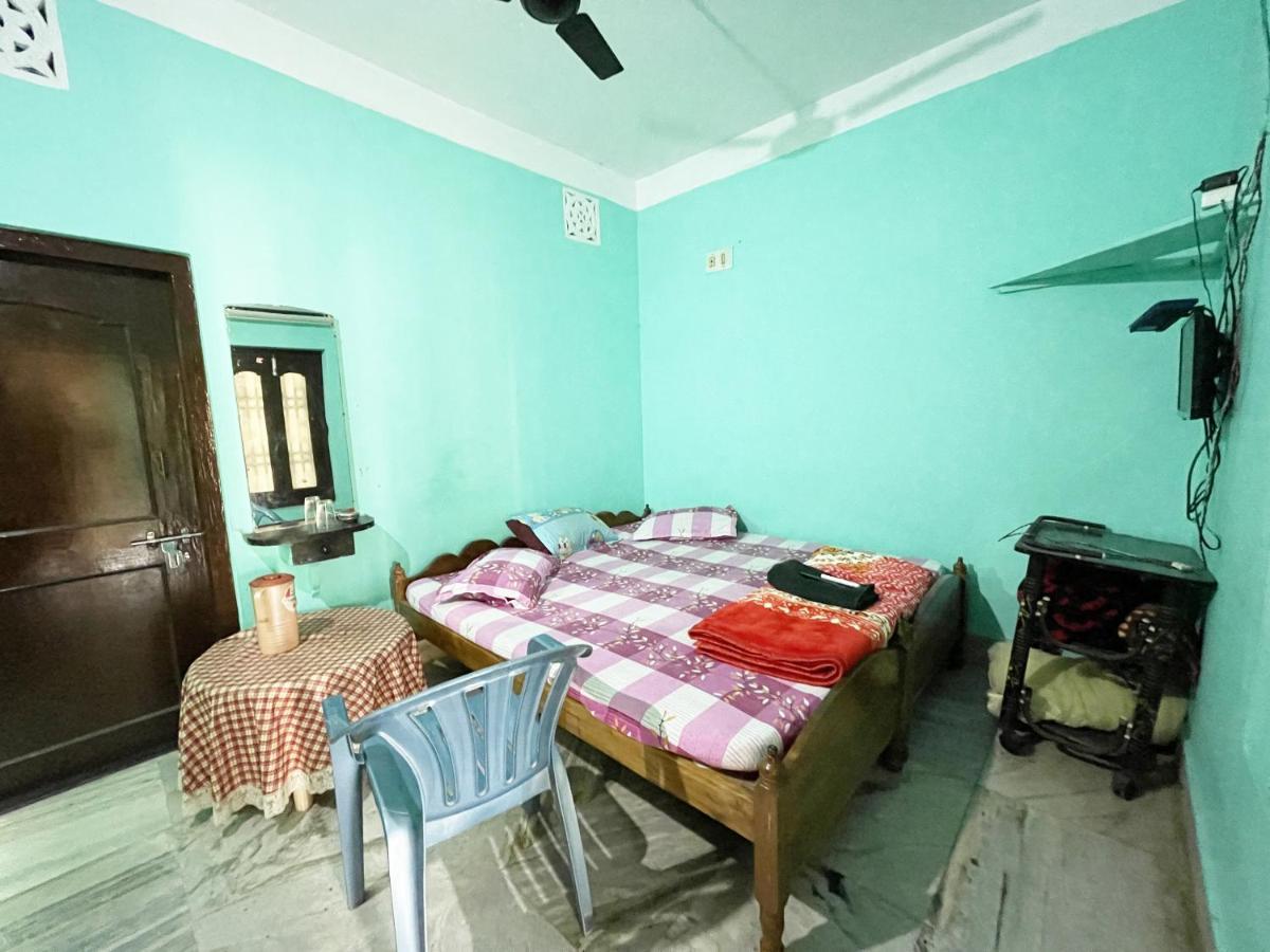 Hotel Radha Krishna Puri Bagian luar foto