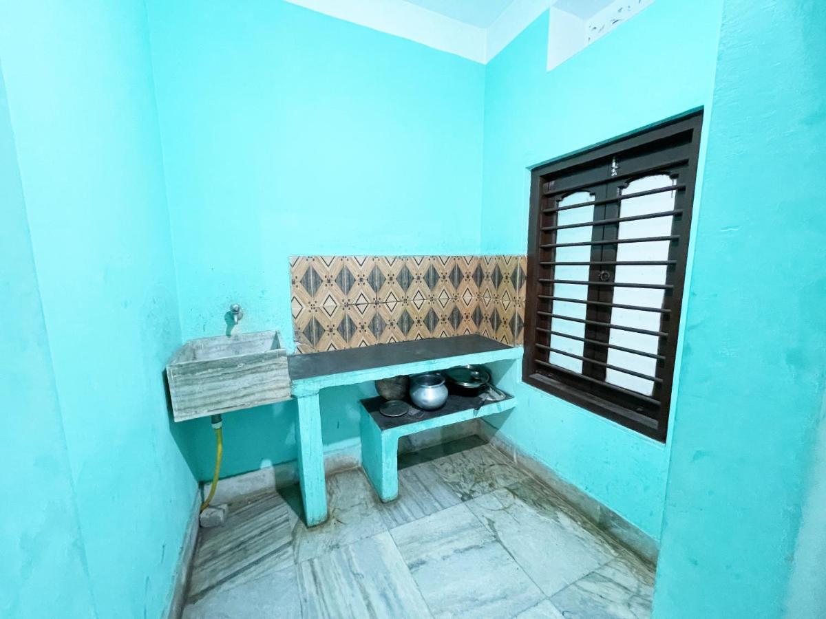 Hotel Radha Krishna Puri Bagian luar foto