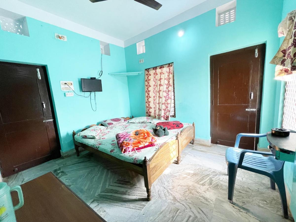 Hotel Radha Krishna Puri Bagian luar foto