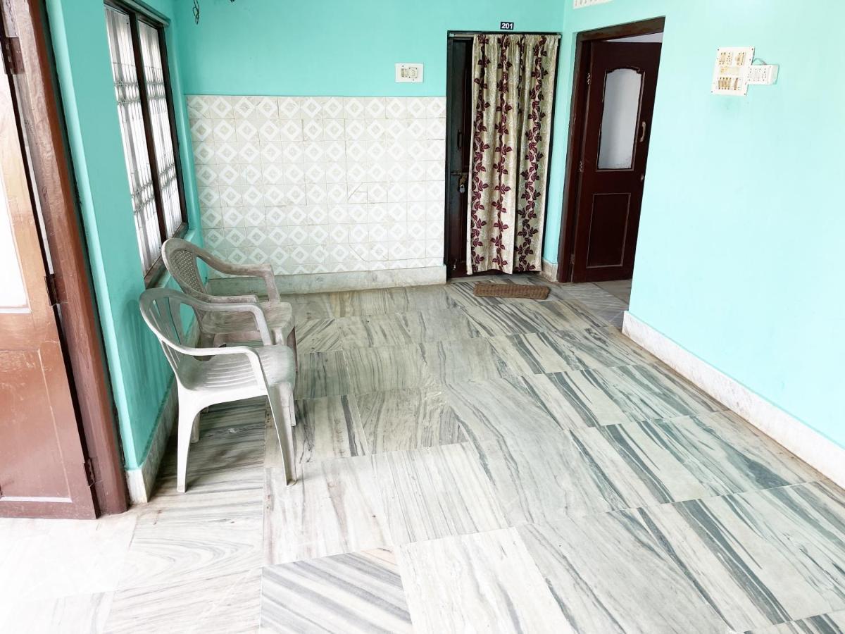 Hotel Radha Krishna Puri Bagian luar foto