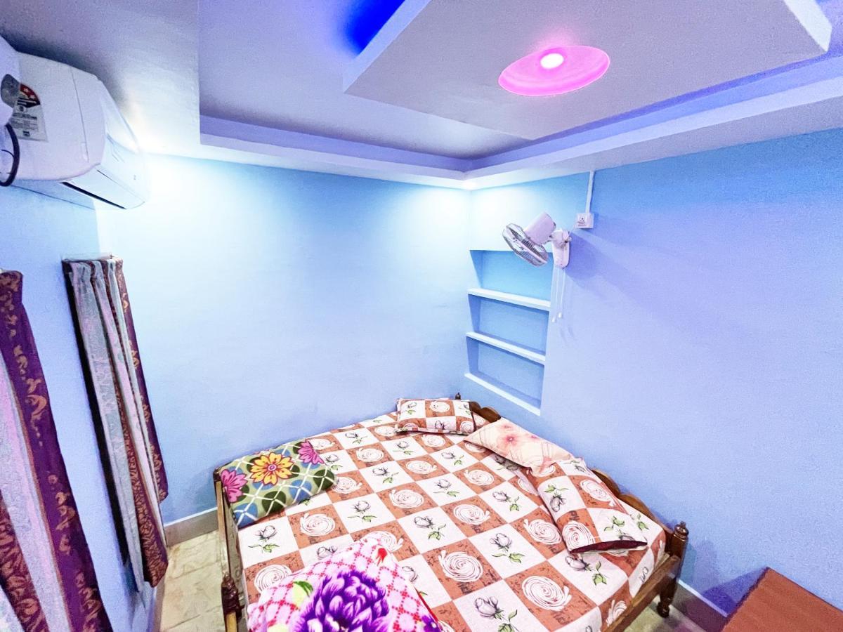Hotel Radha Krishna Puri Bagian luar foto