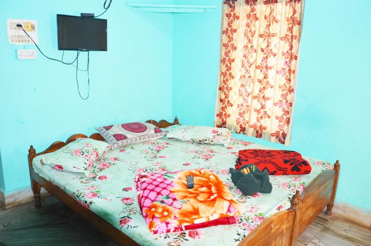 Hotel Radha Krishna Puri Bagian luar foto