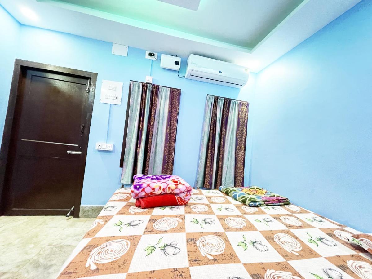 Hotel Radha Krishna Puri Bagian luar foto