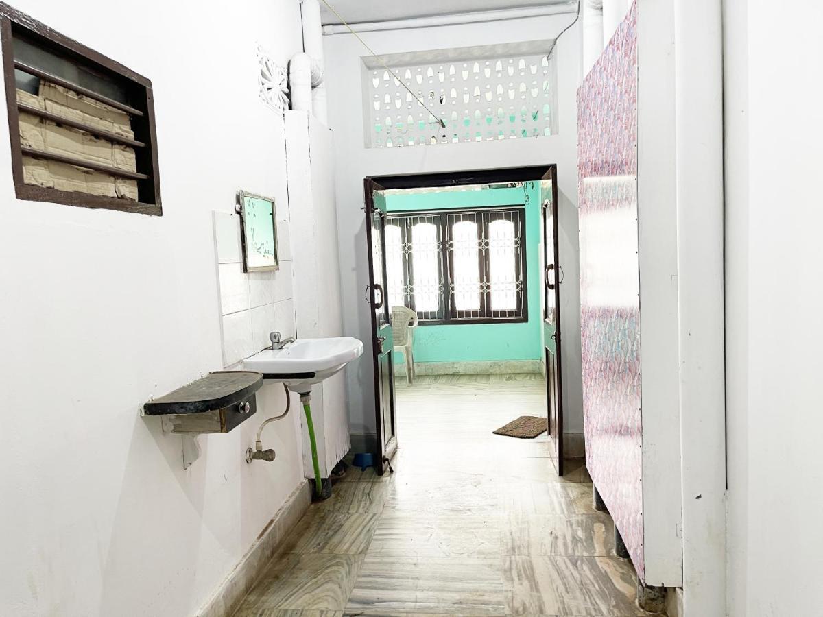 Hotel Radha Krishna Puri Bagian luar foto