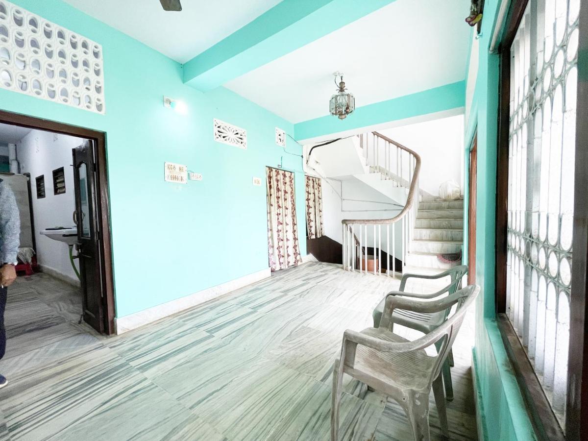 Hotel Radha Krishna Puri Bagian luar foto