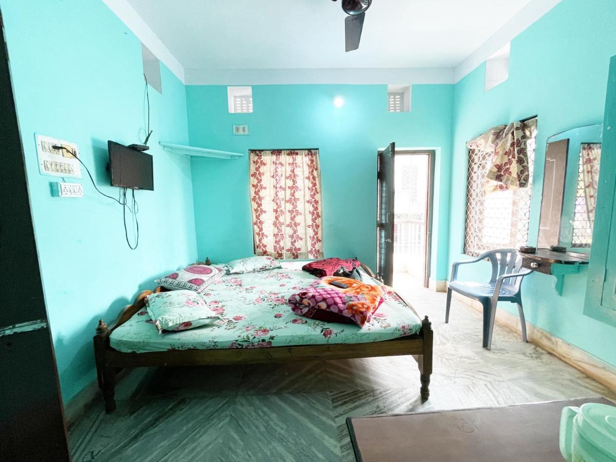 Hotel Radha Krishna Puri Bagian luar foto
