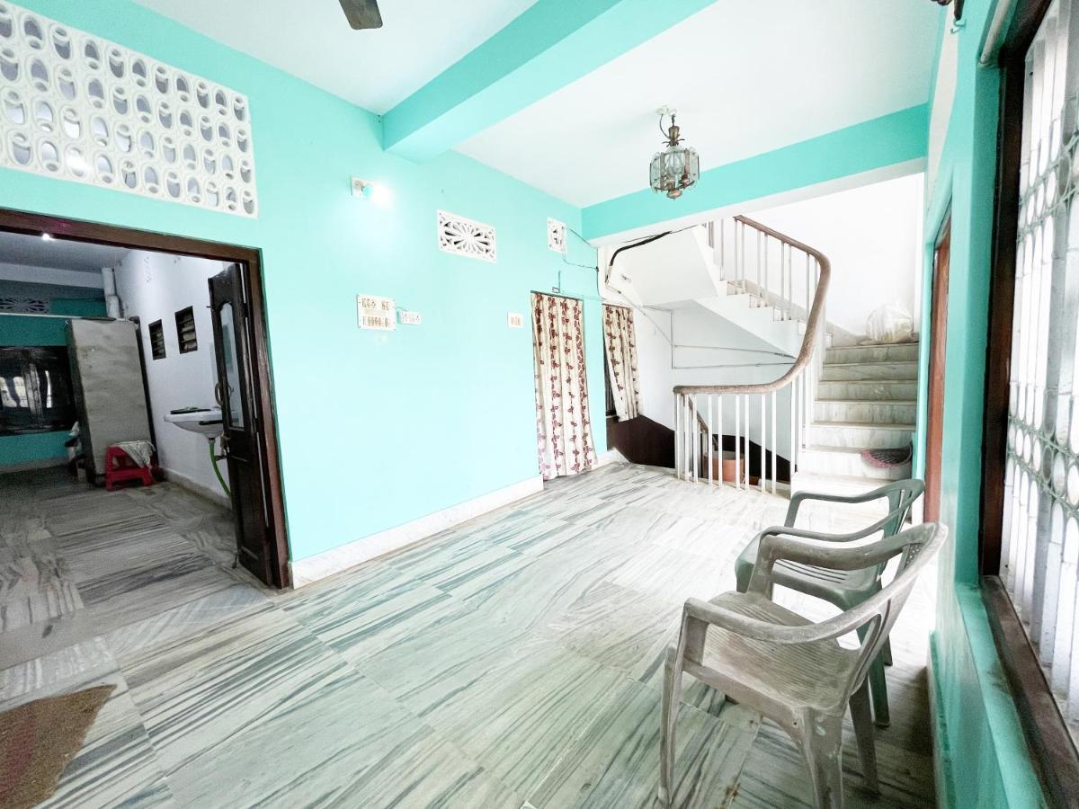 Hotel Radha Krishna Puri Bagian luar foto
