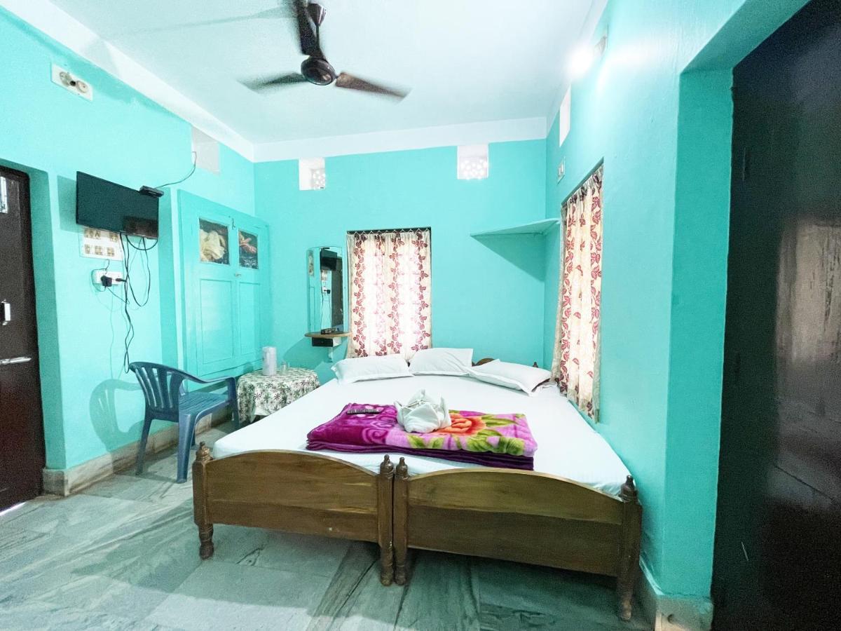 Hotel Radha Krishna Puri Bagian luar foto