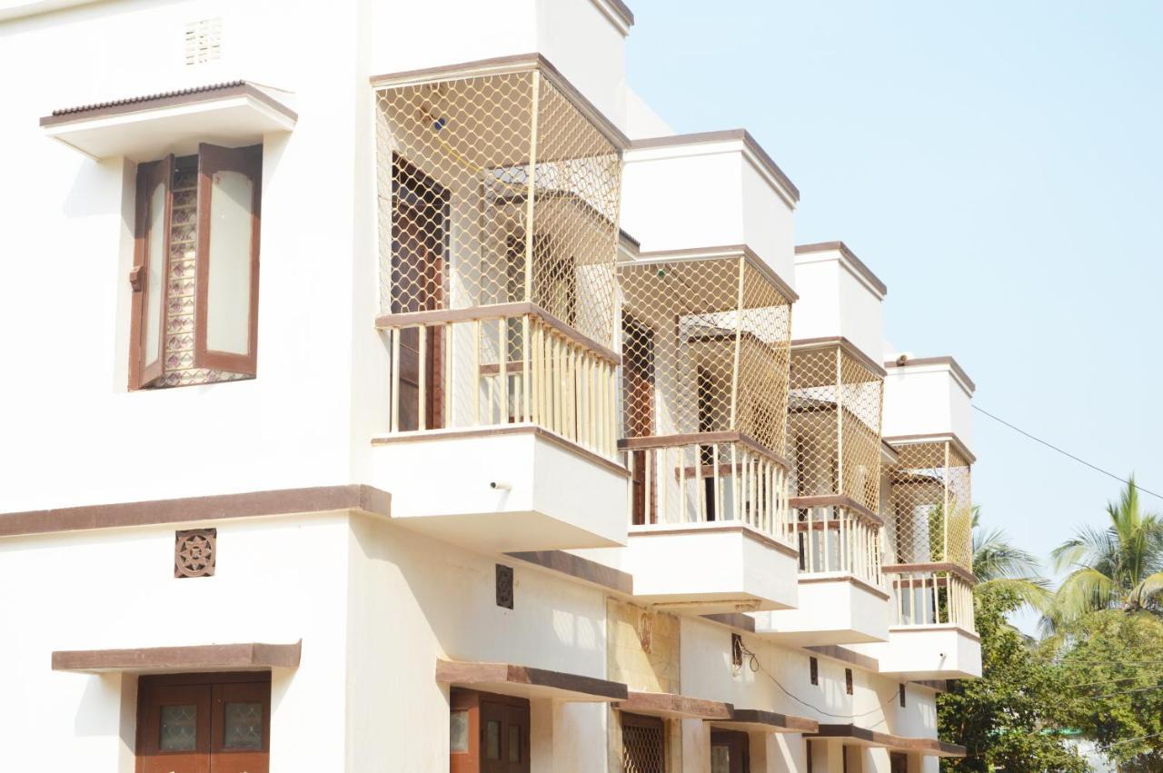 Hotel Radha Krishna Puri Bagian luar foto