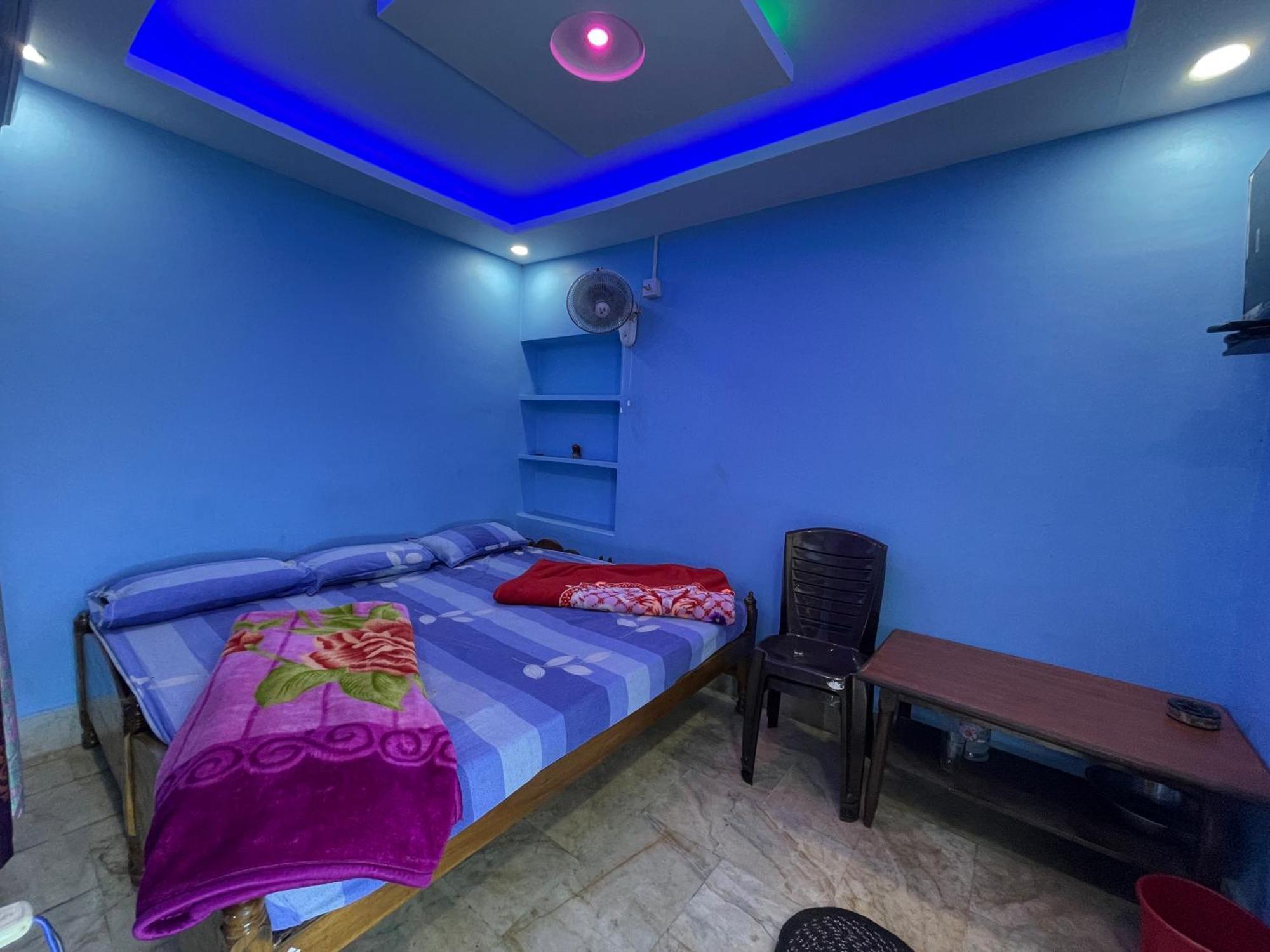 Hotel Radha Krishna Puri Bagian luar foto