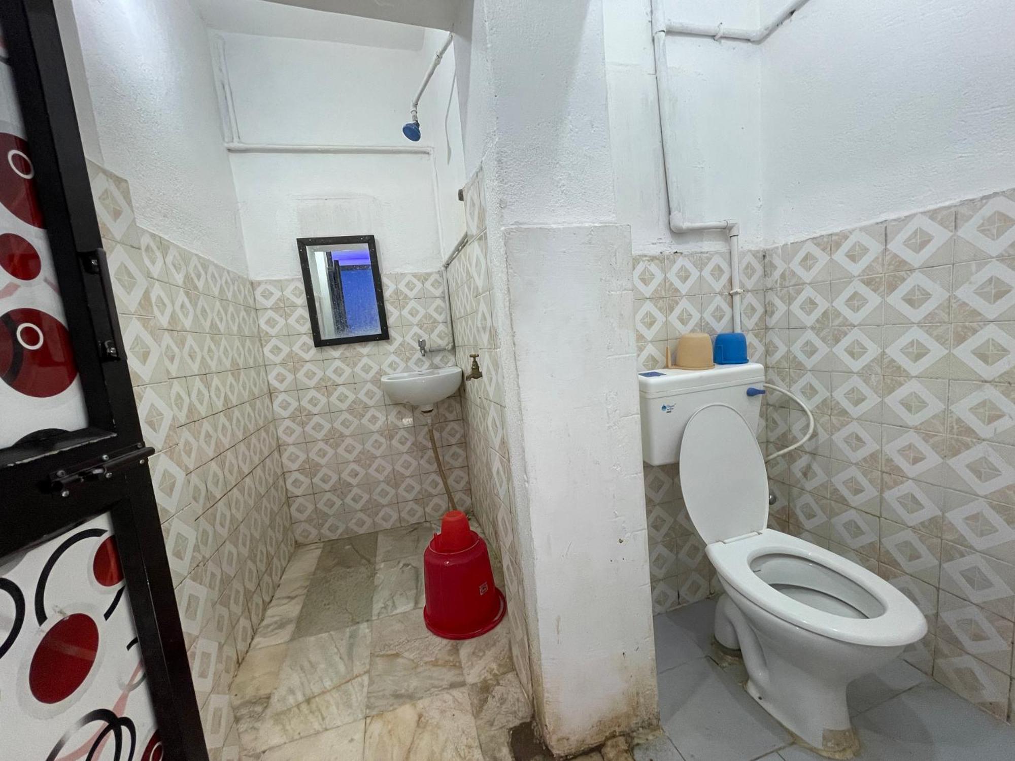 Hotel Radha Krishna Puri Bagian luar foto