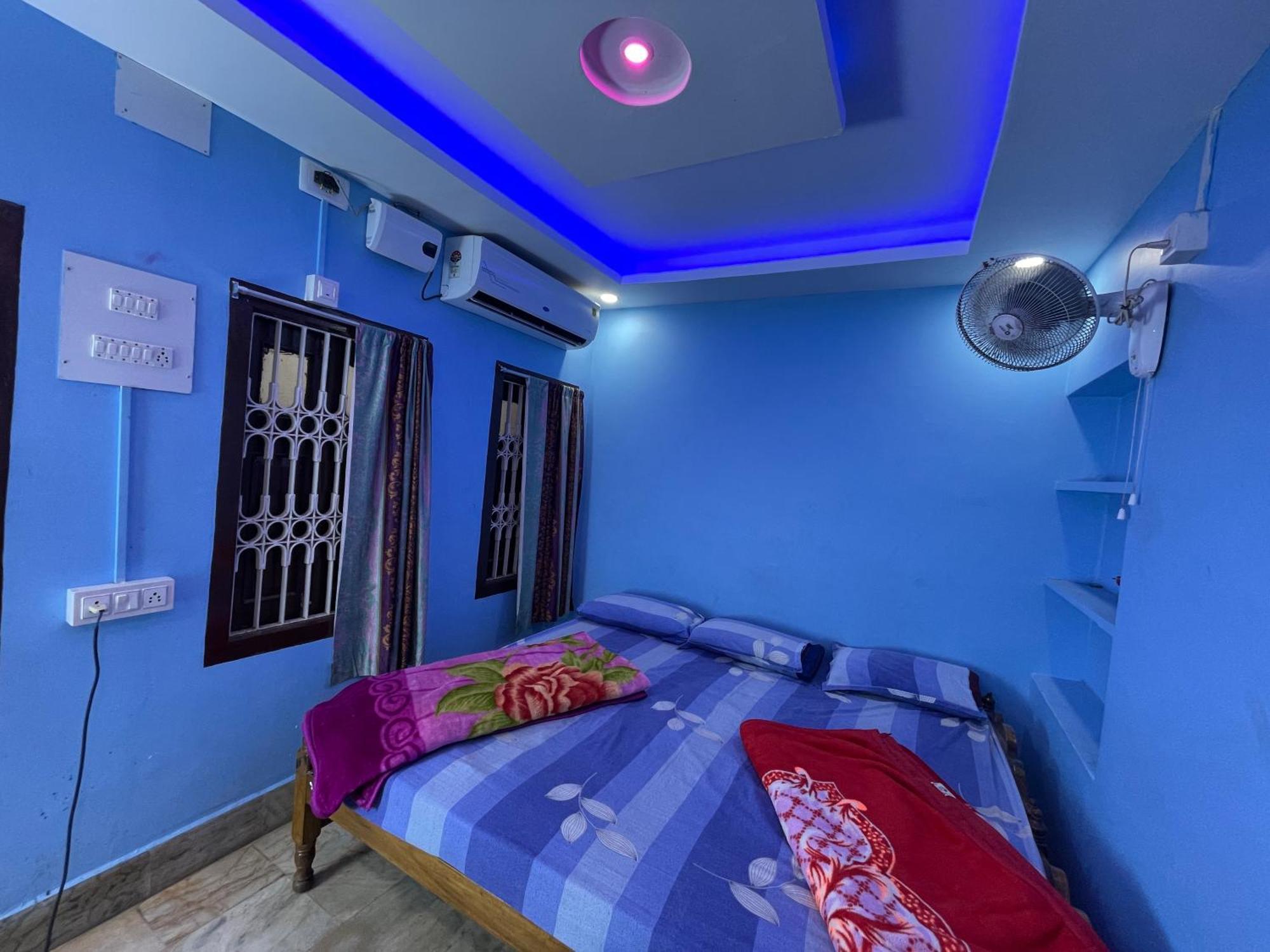 Hotel Radha Krishna Puri Bagian luar foto