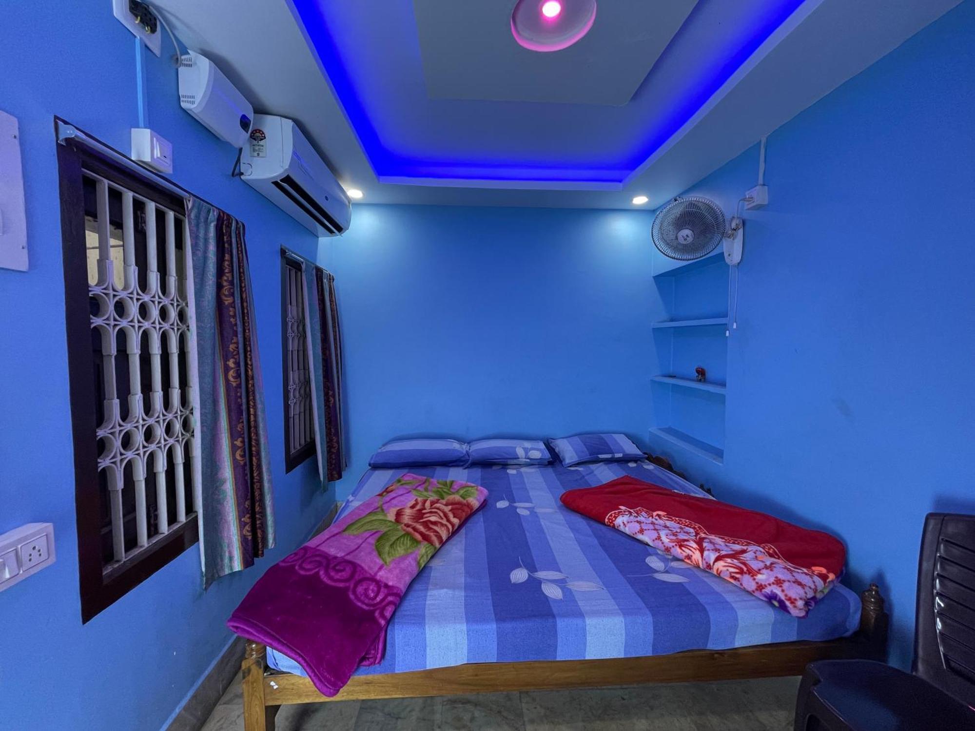 Hotel Radha Krishna Puri Bagian luar foto