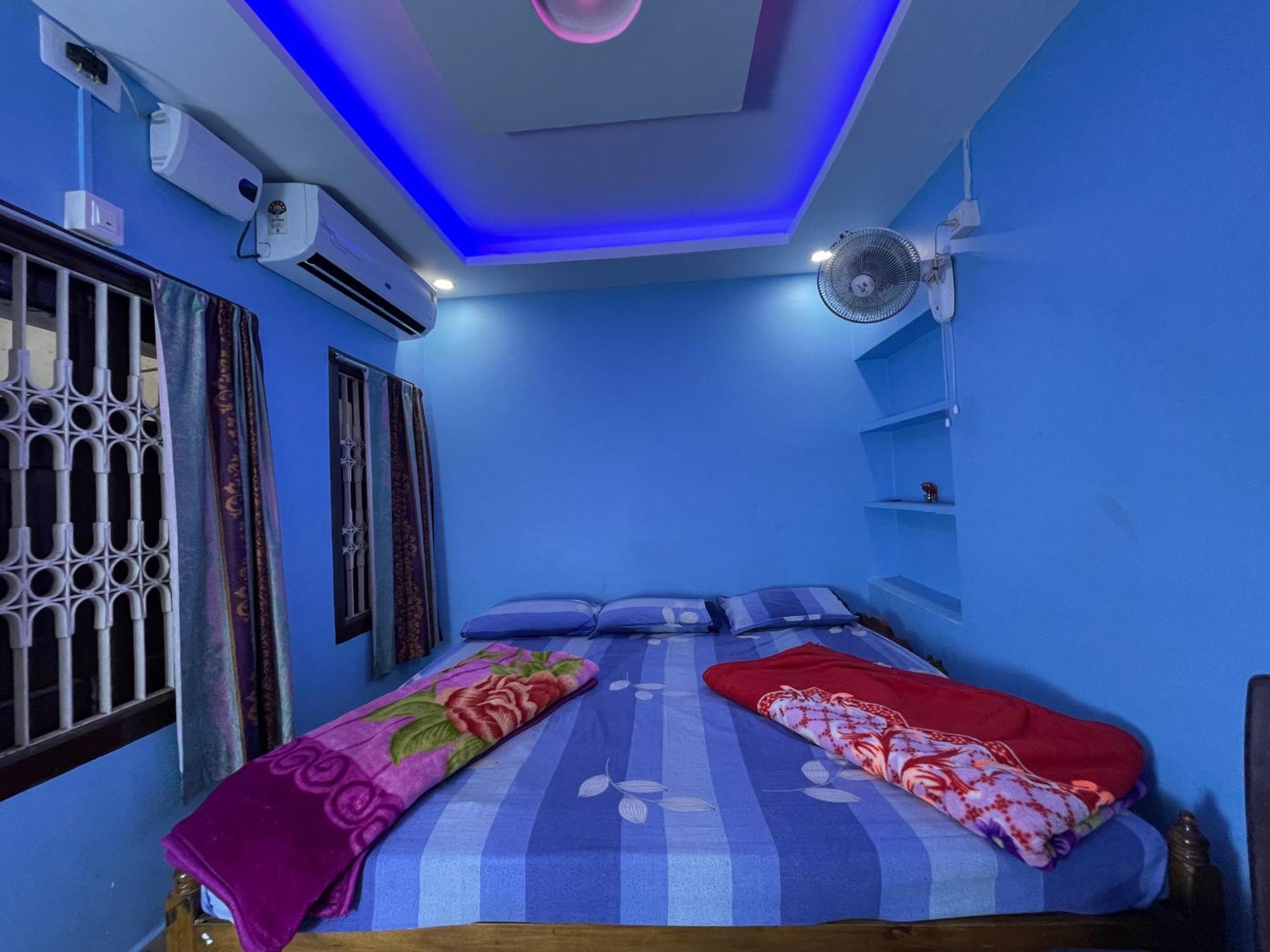 Hotel Radha Krishna Puri Bagian luar foto