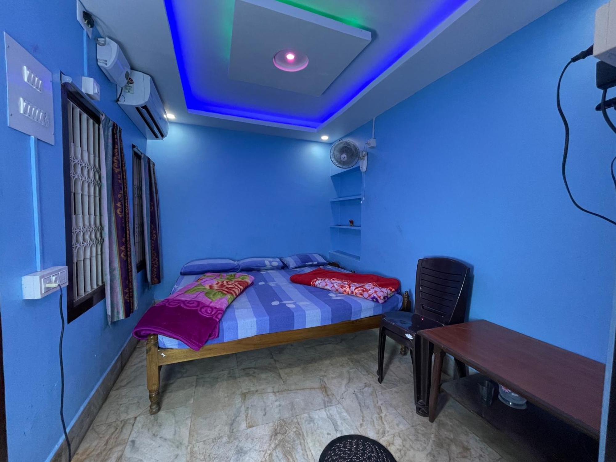 Hotel Radha Krishna Puri Bagian luar foto
