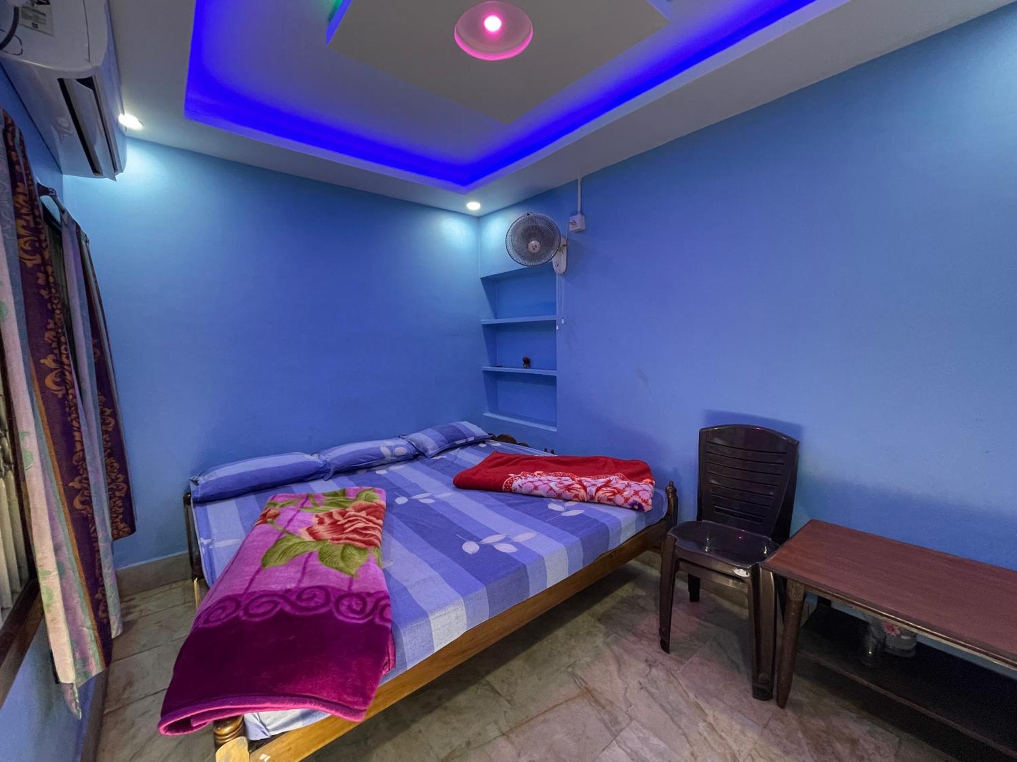 Hotel Radha Krishna Puri Bagian luar foto