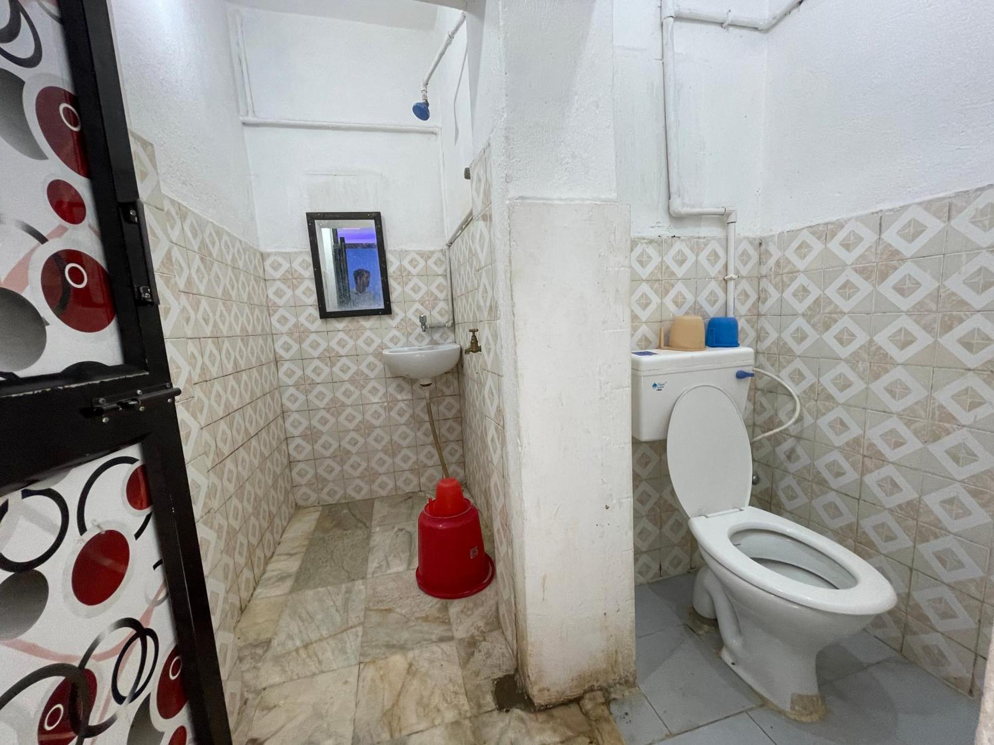 Hotel Radha Krishna Puri Bagian luar foto