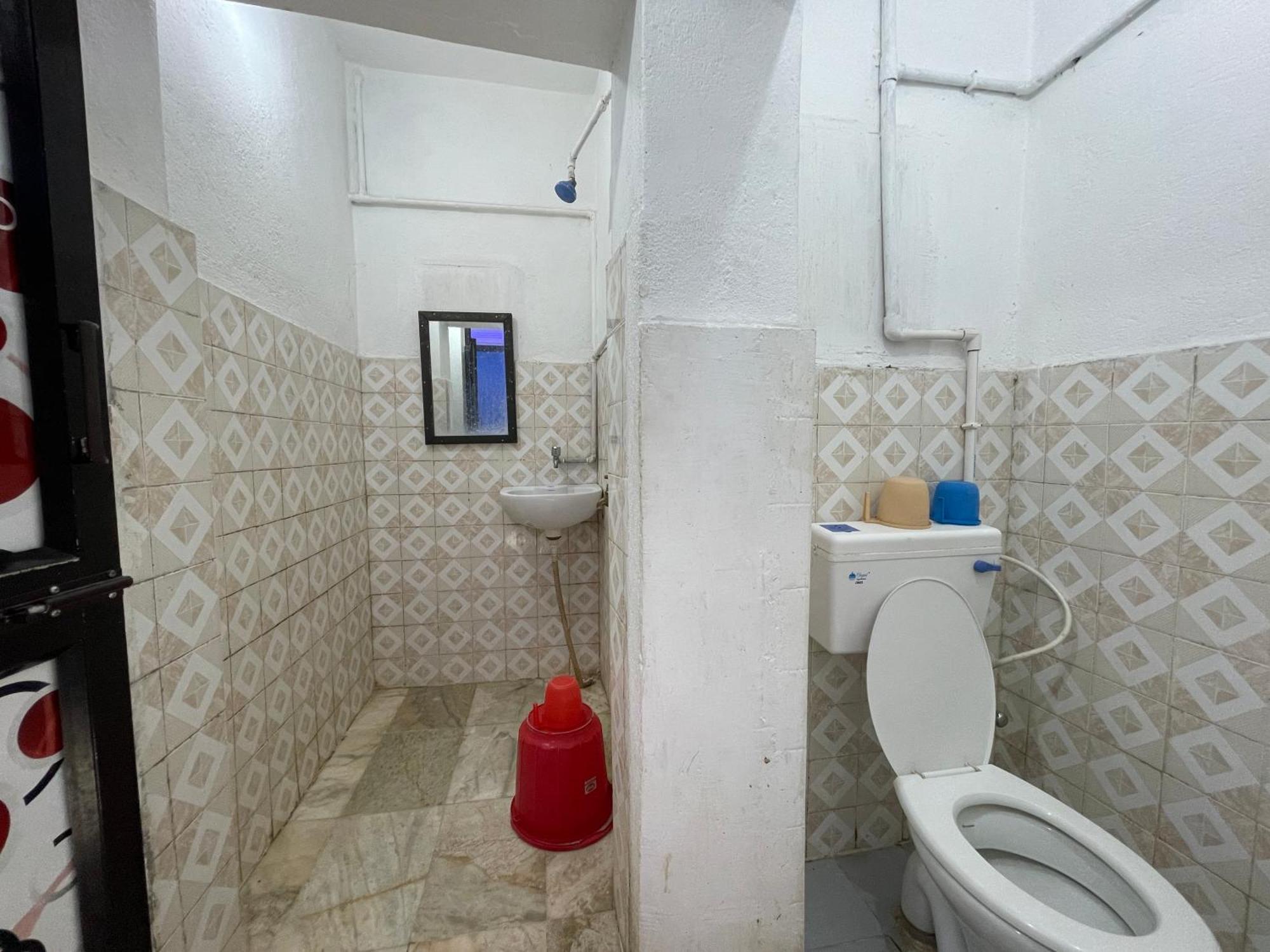 Hotel Radha Krishna Puri Bagian luar foto