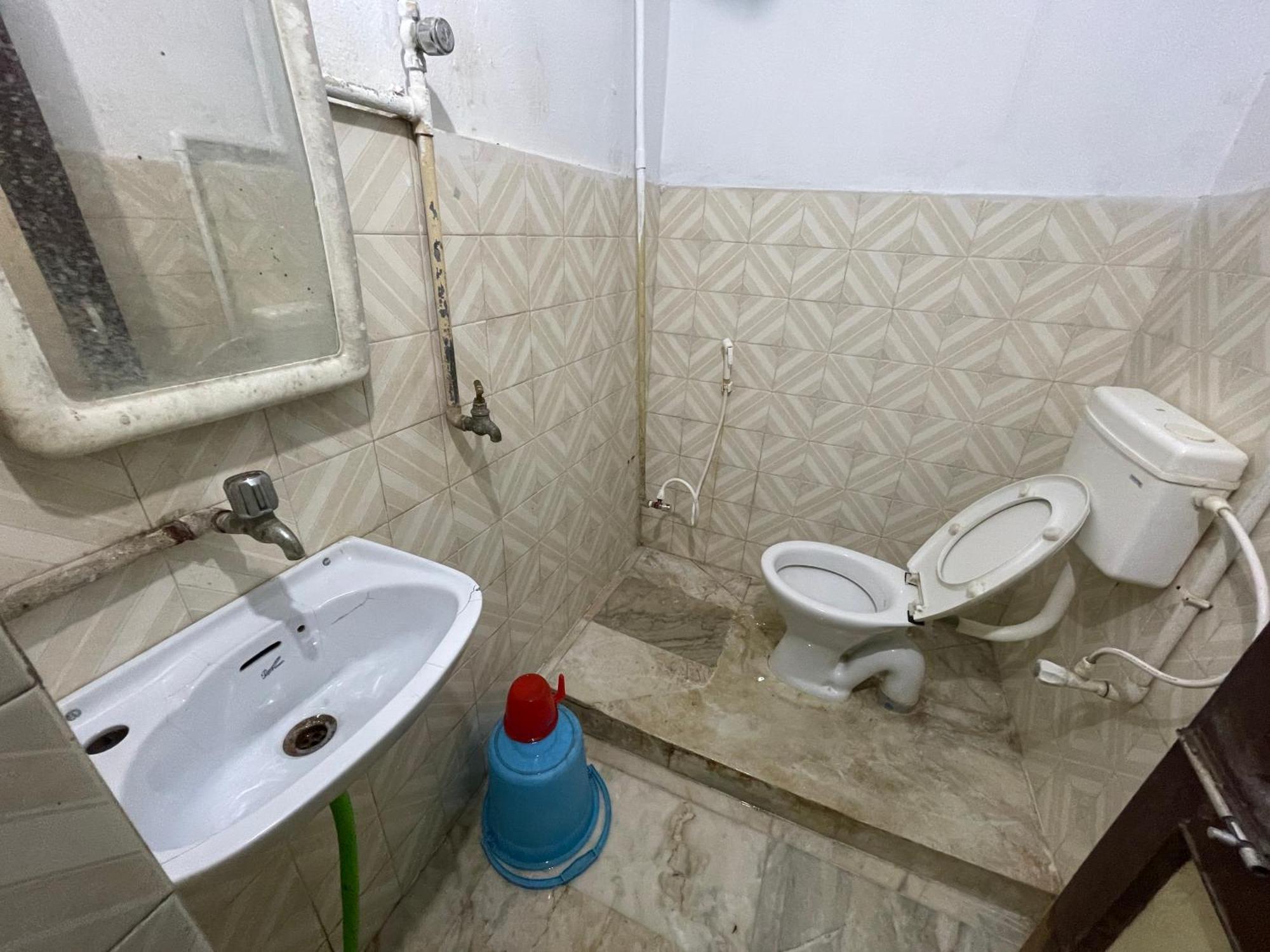 Hotel Radha Krishna Puri Bagian luar foto